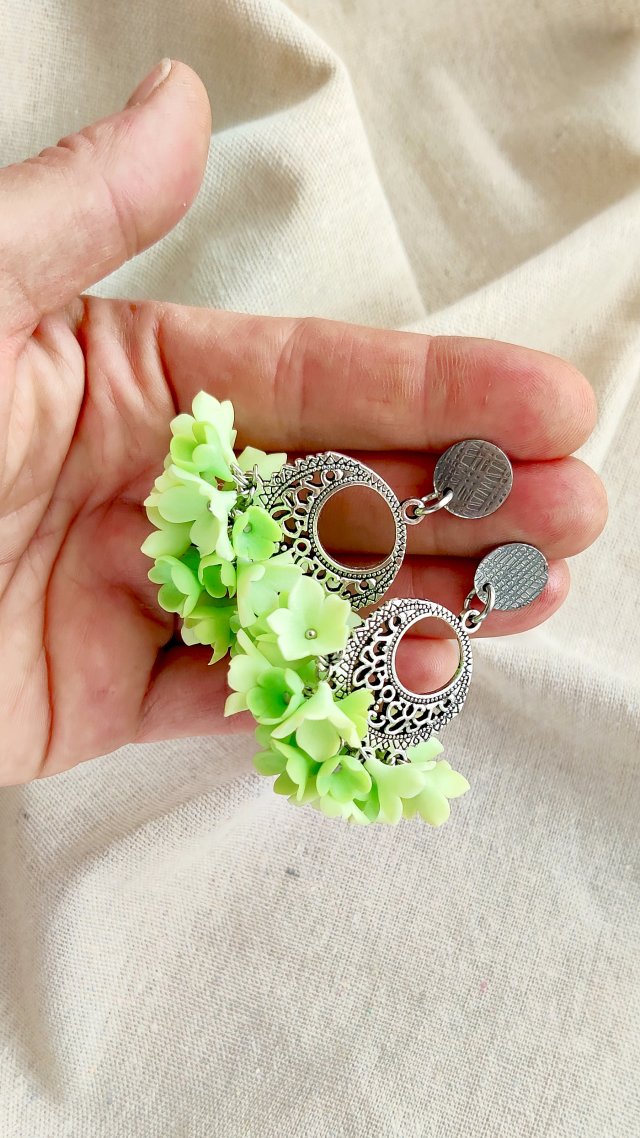 Ręcznie robione kolczyki "Zielone Kwiaty" – subtelność i elegancja