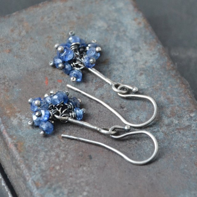Kolczyki grona z kianitem