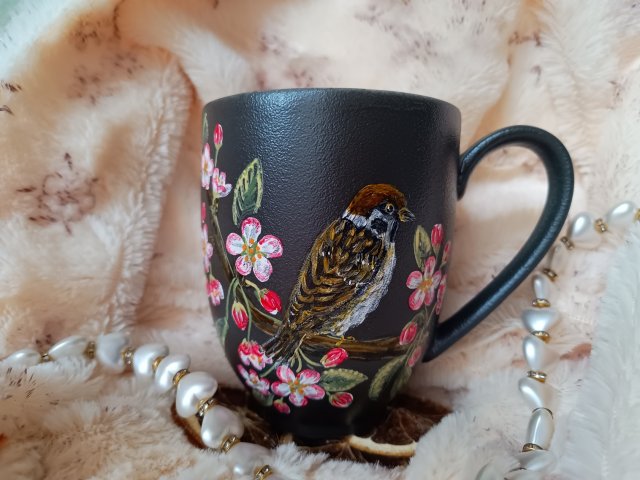 Ręcznie malowany mazurek na kwitnącej jabłoni kubek 400 ml.