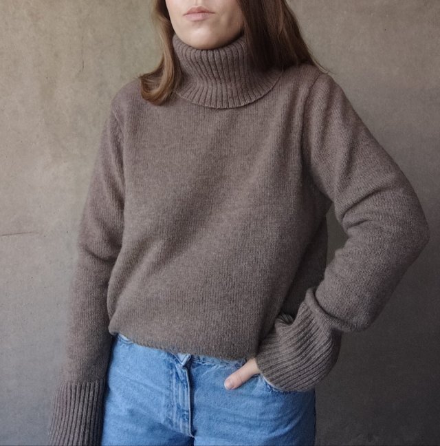 Wełniany sweter z golfem golf 100% wełna Camilla Pihl scandi premium taupe