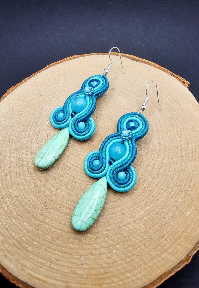 Kolorowe kolczyki sutasz z howlitem 2