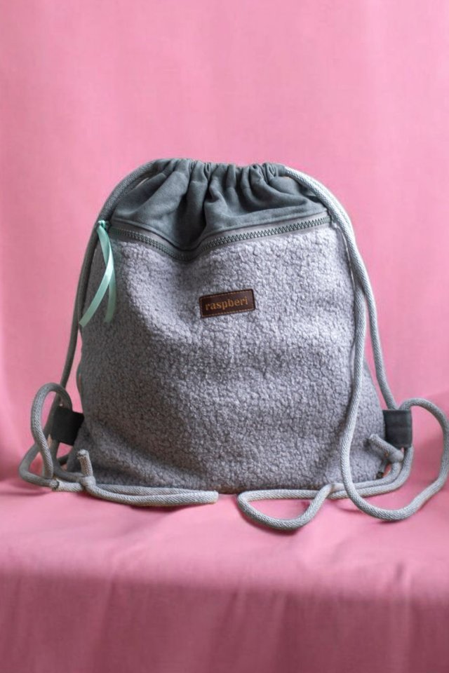 Szary pleciony plecak z przednią kieszenią baranek