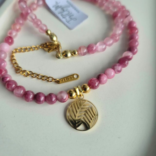 Różowy naszyjnik z zawieszką