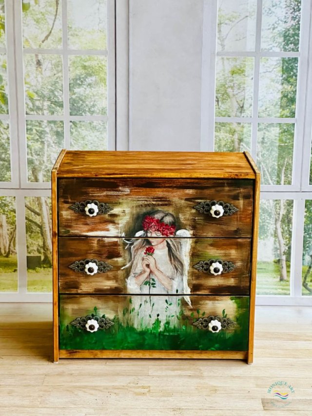 Artystyczna komoda z motywem anioła – rustykalny klimat, do salonu lub sypialni