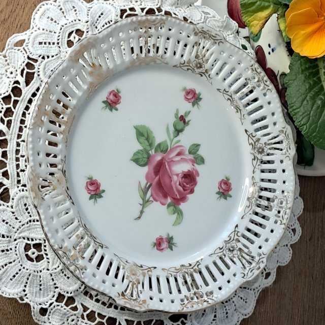 Mała patera porcelanowa z dekoracyjnym ażurowym rantem i motywem róży
