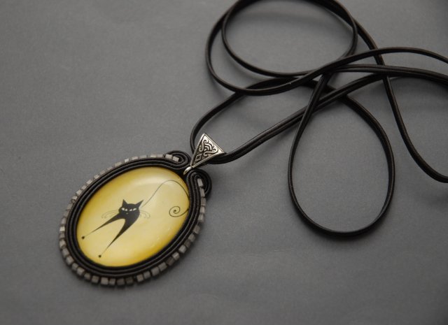 wisiorek sutasz z kotem