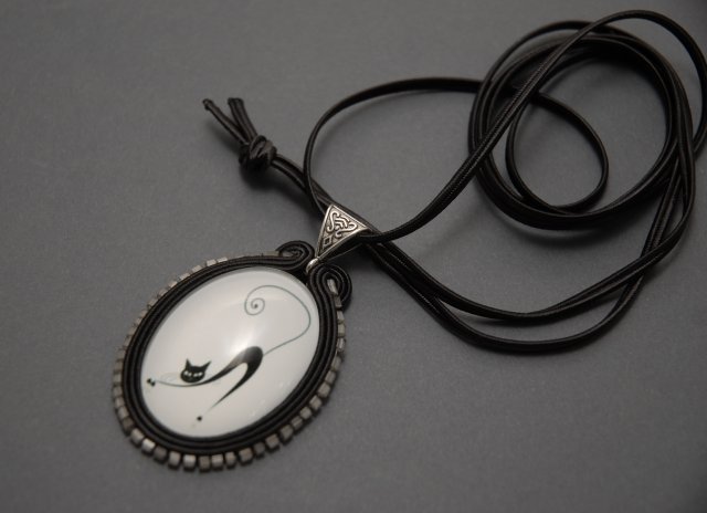 wisiorek sutasz z kotem