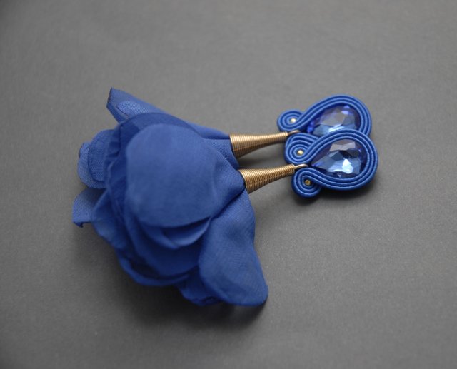 kobaltowe kolczyki sutasz z kwiatkiem