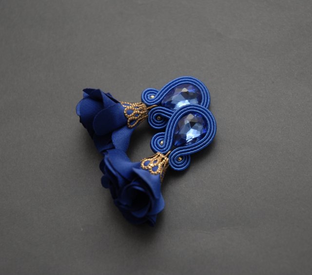 kobaltowe kolczyki sutasz z kwiatkiem