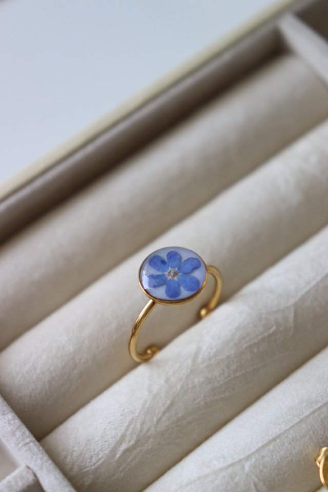 Sekret Niezapominajki – pierścionek z prawdziwym kwiatem