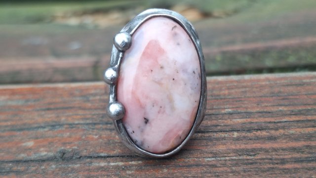 Opal różowy - pierścionek regulowany