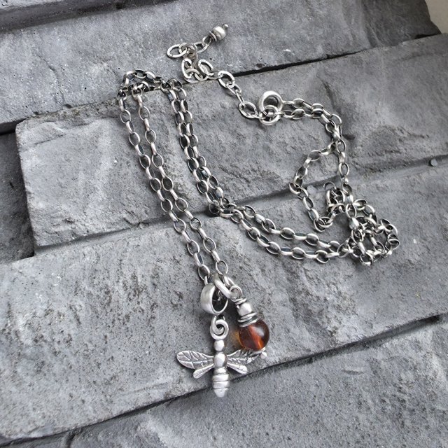 Pszczoła z bursztynem - naszyjnik