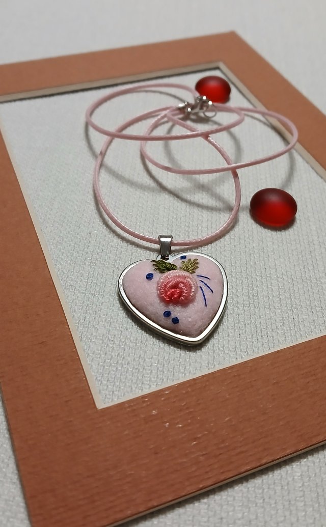 Ręcznie haftowany wisior  DLA MAGDALENY  stal szlachetna