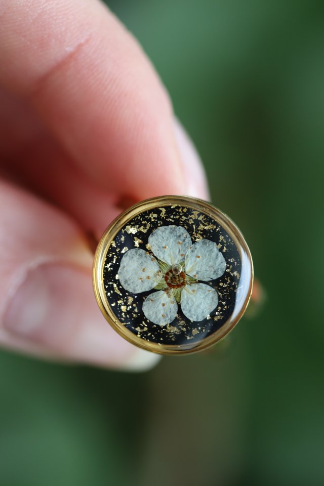 Pierścionek Biały kwiat