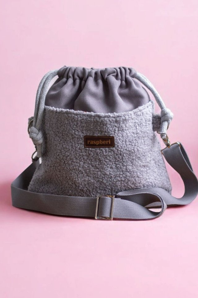 Szara listonoszka z kominem baranek