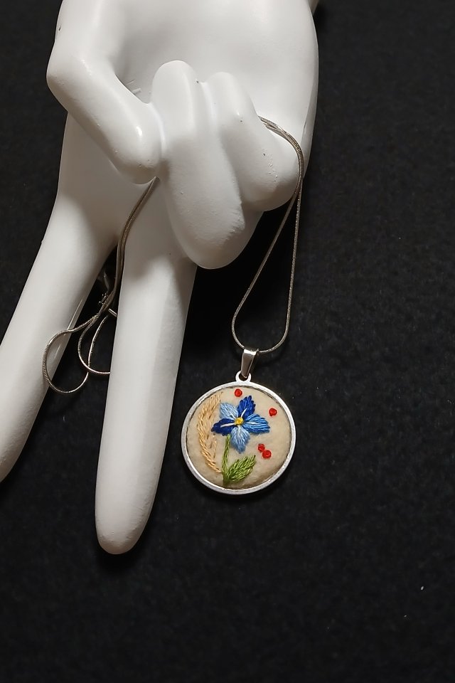 Ręcznie haftowany wisior  DLA LAURY  stal szlachetna