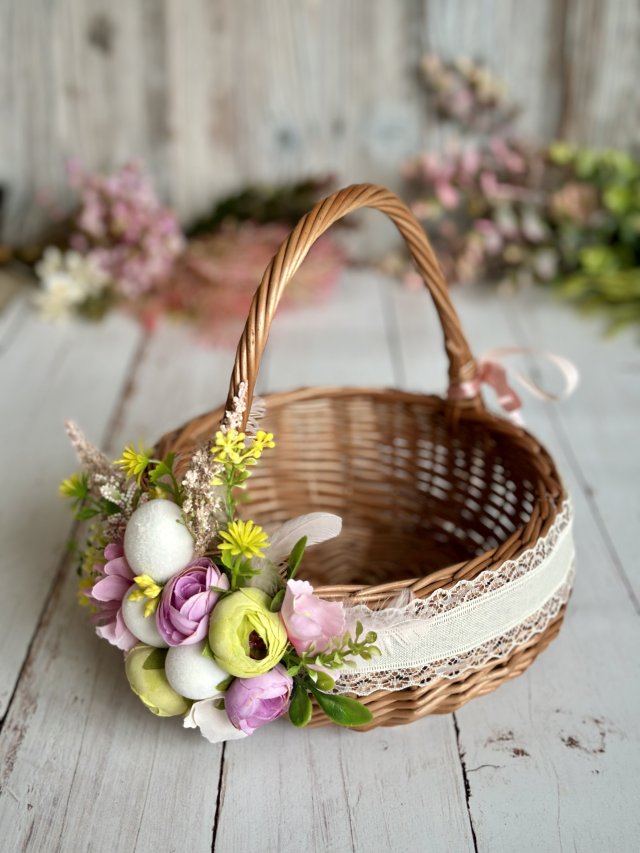 Koszyczek wielkanocny wiklinowy z zieloną dekoracją i pisankami