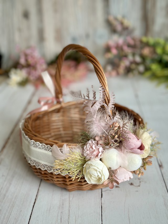 Koszyczek wielkanocny wiklinowy z jasną dekoracją i pisankami