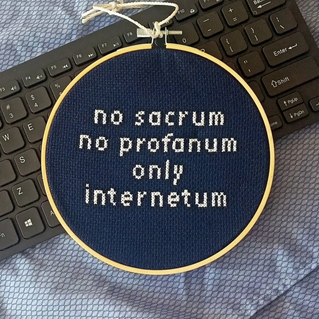 No sacrum no profanum only internetum, haft na tamborku, gotowy do zawieszenia