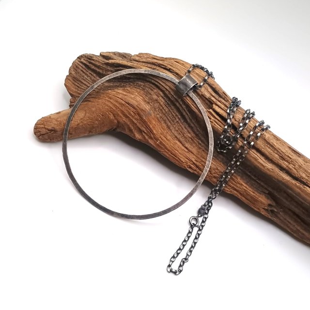 Klasyczny młotkowany wisior.