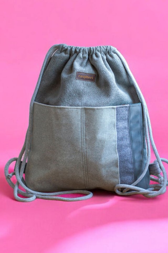 Szary plecak z kieszeniami bukla