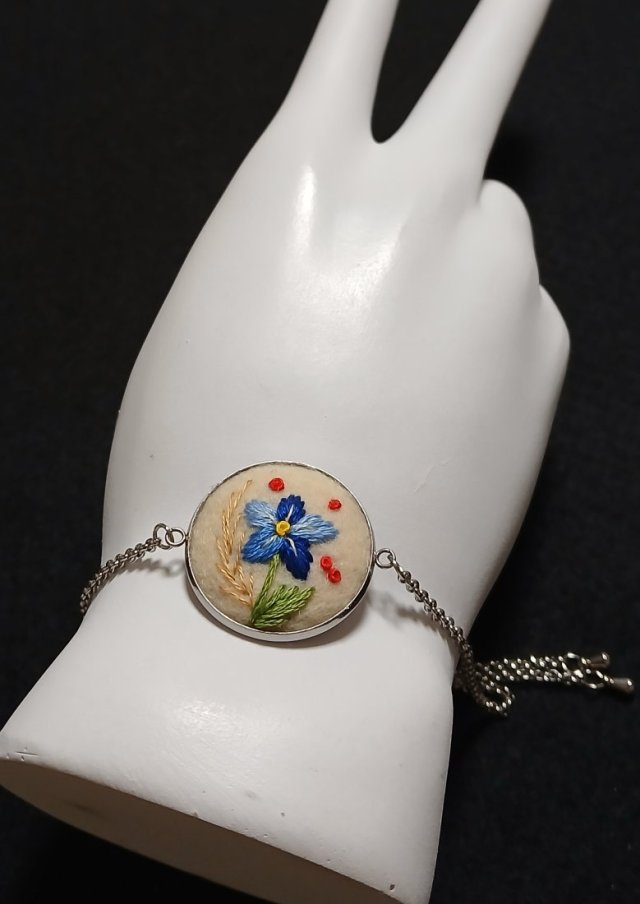 Ręcznie haftowana bransoletka  DLA LAURY  stal szlachetna