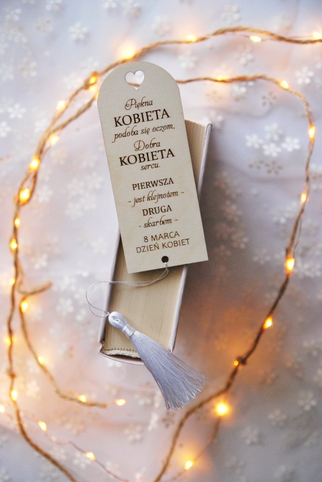 Drewniana zakładka do książki chwost | Prezent na Dzień Kobiet