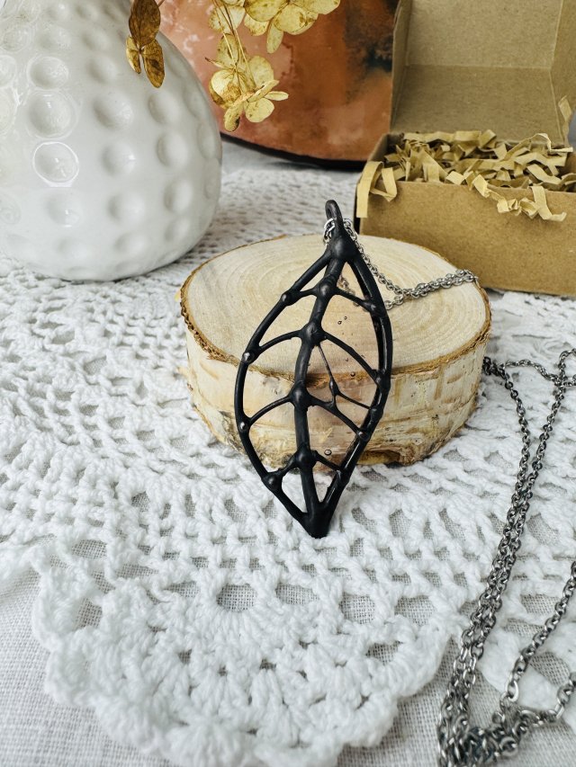 Naszyjnik z wisiorem  z różowego szkła "Liść" na sznurku Witraż