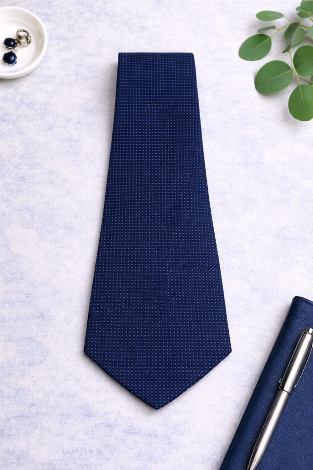 Granatowy krawat w mikrowzór – elegancka klasyka z subtelnym połyskiem