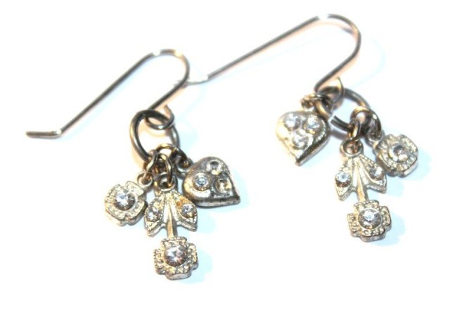 delikatne subtelne kolczyki serduszko kwiatek