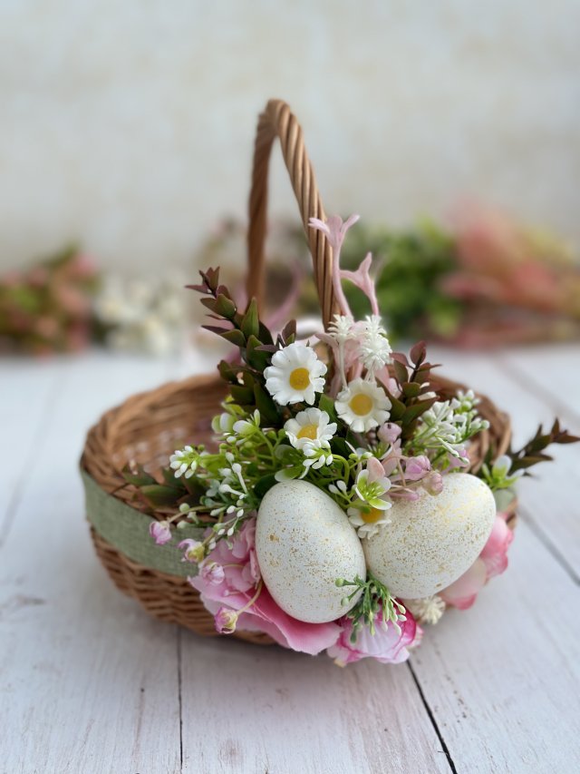 Koszyczek wielkanocny wiklinowy z dekoracją i pisankami