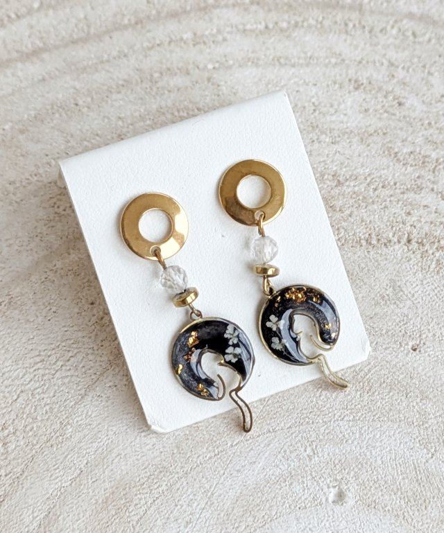 Kolczyki koty z kwiatami z żywicy