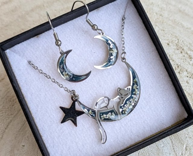 Naszyjnik i kolczyki kot na księżycu jeans żywica