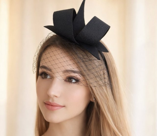 Czarny fascynator z woalką