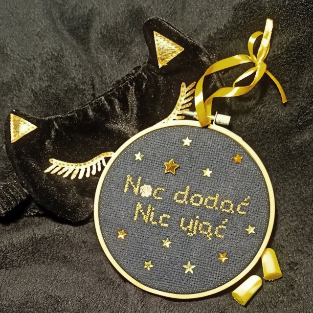 Noc dodać nic ująć, haft na tamborku, gotowy do zawieszenia