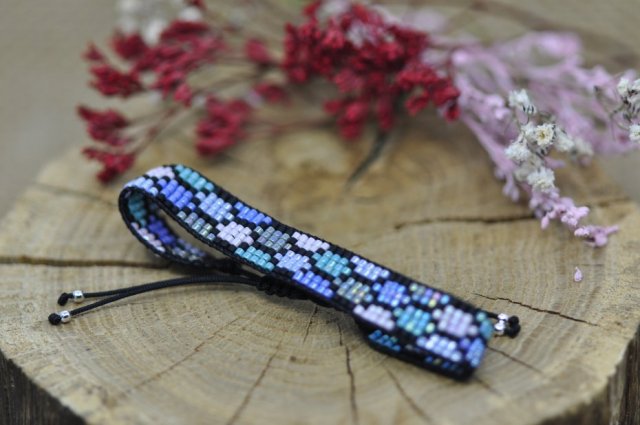 Bransoletka z koralików tkana na krośnie