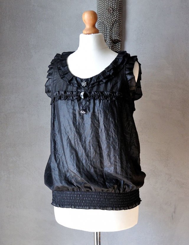 Bluzka czerń połysk falbany rock goth S