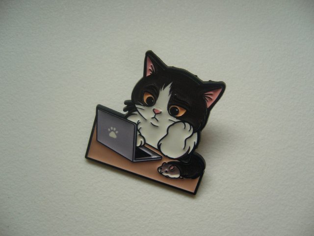 METALOWA EMALIOWANA PIN PRZYPINKA BROSZKA KOTEK Z MYSZKĄ