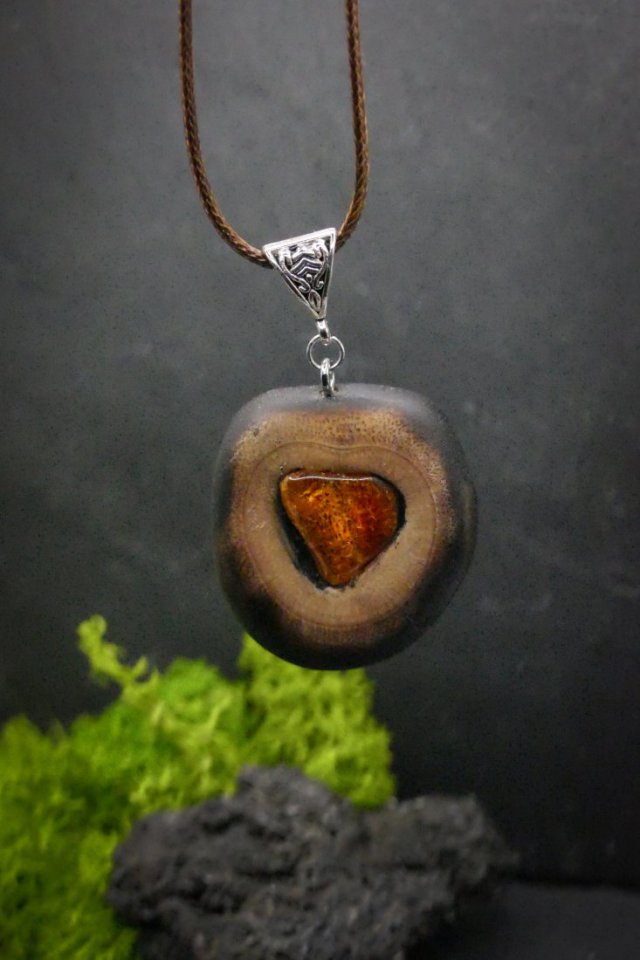 Wisiorek "Bursztyn serce" – zaklęta siła natury i ognia, drewno owocowe, pirografia, biżuteria z drewna, Amber Wood Pendant