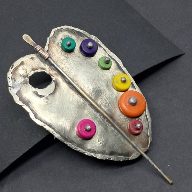 Paleta malarska, kolory tęczy, broszka