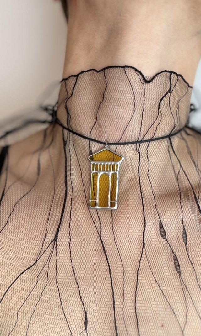 Naszyjnik z architektoniczną zawieszką . wisiorek Technika Tiffany'ego