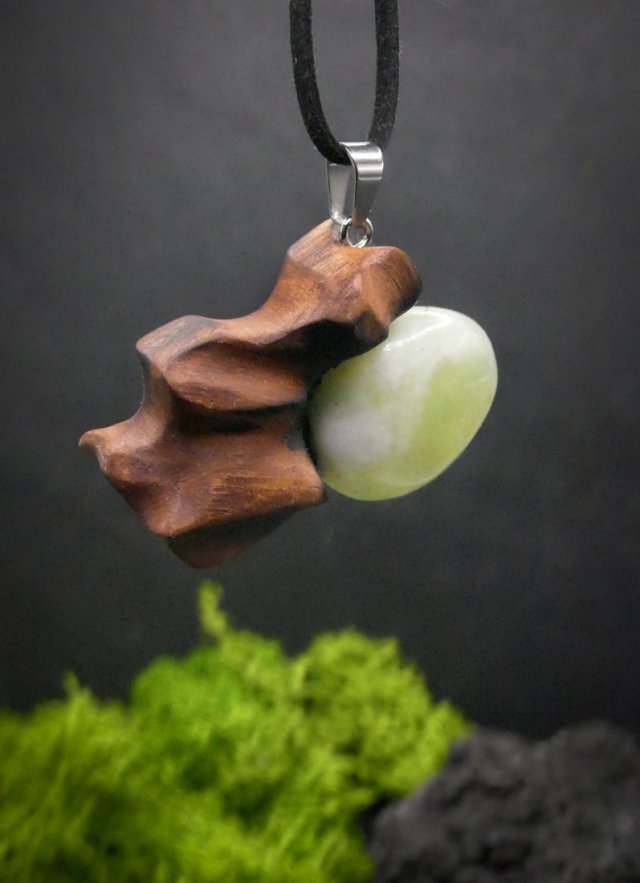 Wisiorek "Jadeit i lipa" – zaklęta siła natury i ognia, drewno lipy, pirografia, biżuteria z drewna, Wood Pendant