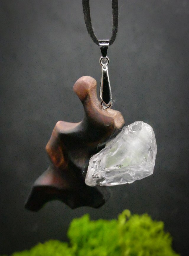 Wisiorek "Kryształ górski i lipa" – zaklęta siła natury i ognia, drewno lipy, pirografia, biżuteria z drewna, Wood Pendant