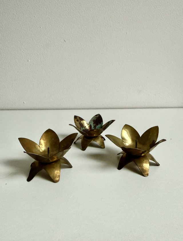 Trzy mosiężne świeczniki vintage