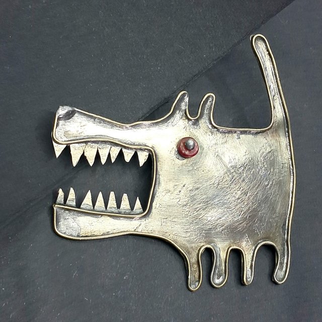 Śpiewający pies- broszka