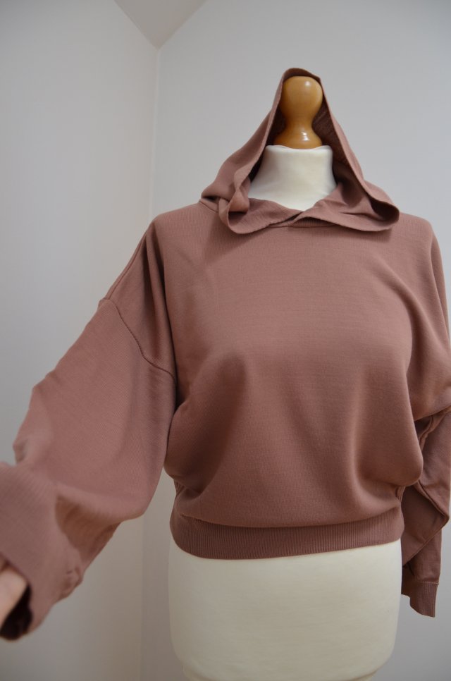 nowy sweter z dużym kapturem