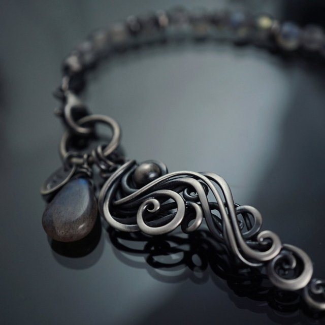 Luna - asymetryczna srebrna bransoleta z labradorytami