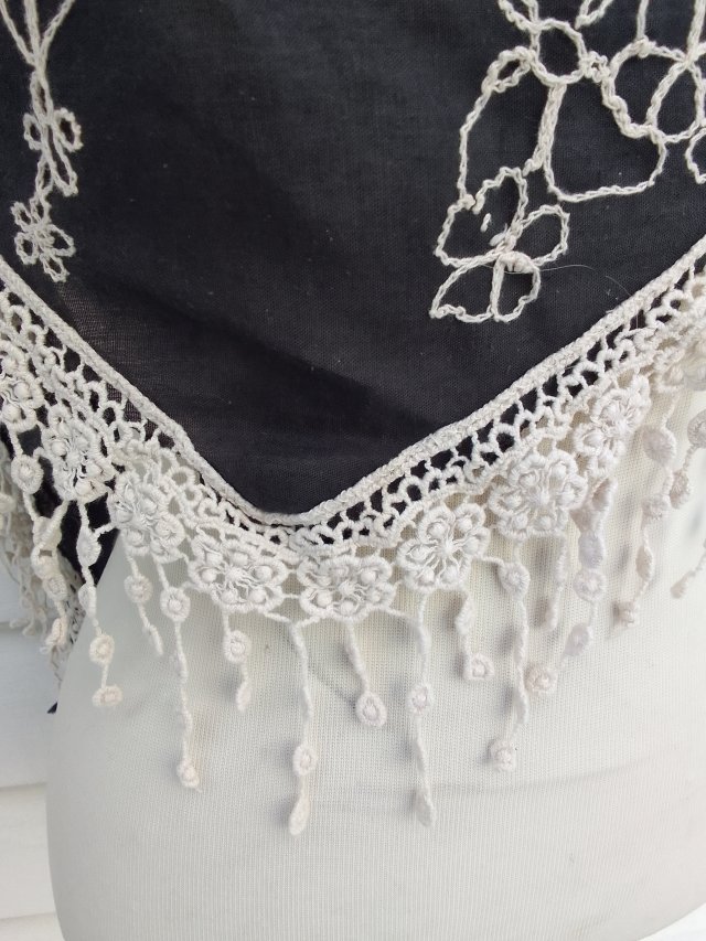 CHUSTA HAFTOWANA W KWIATY