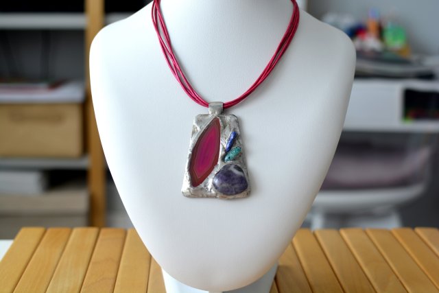 naszyjnik z witrażowym wisiorem COLORRO agat, amazonit, lapis, ametyst