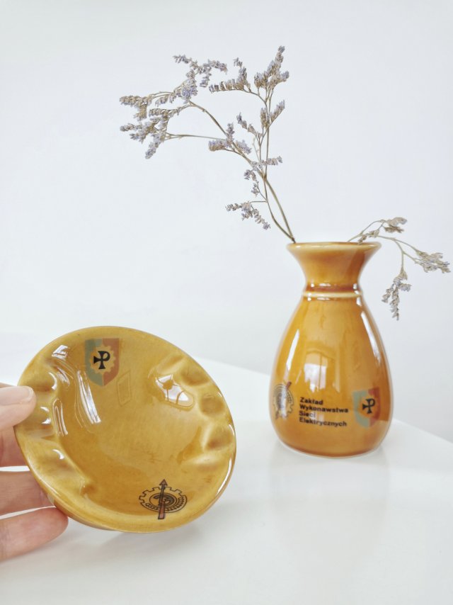 Komplet wazonik i popielniczka PRL z logo